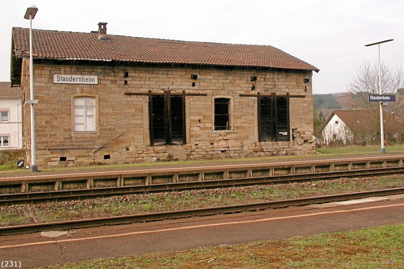 Bahn 231.jpg - Ehemaliger Güterschuppen in Staudernheim.